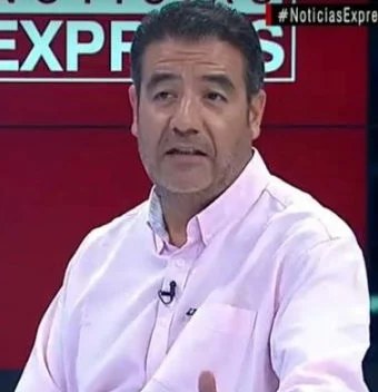 Hernán Julio Ilanes, periodista y divulgador científico, hablando en una entrevista de televisión.